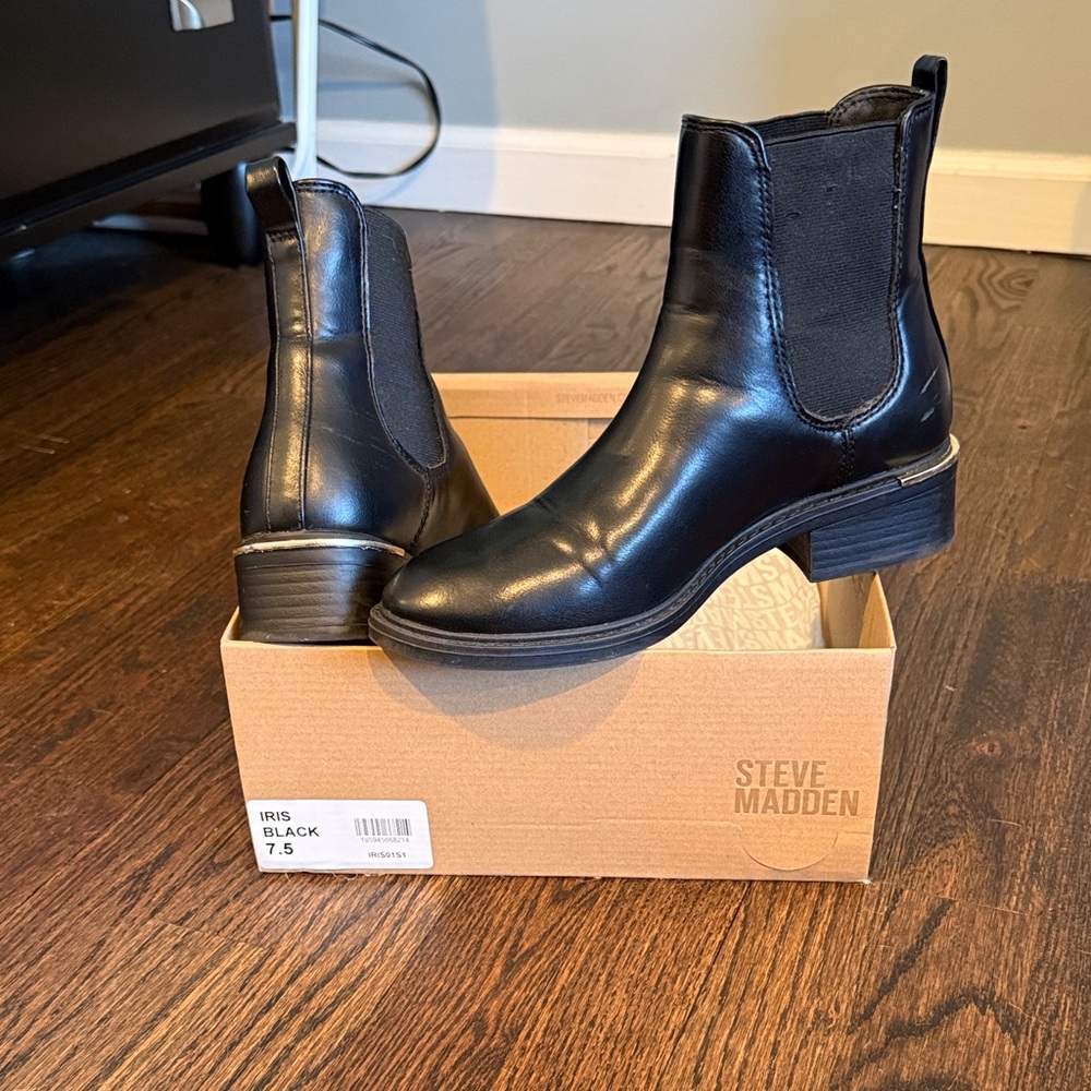 Steve Madden Black Leather Ankle Booties